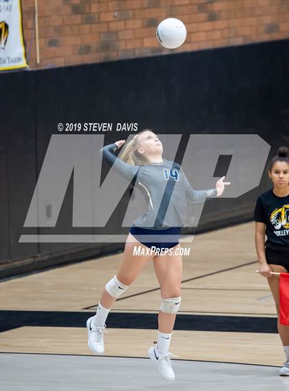 Thumbnail 2 in Casteel vs Gilbert photogallery.