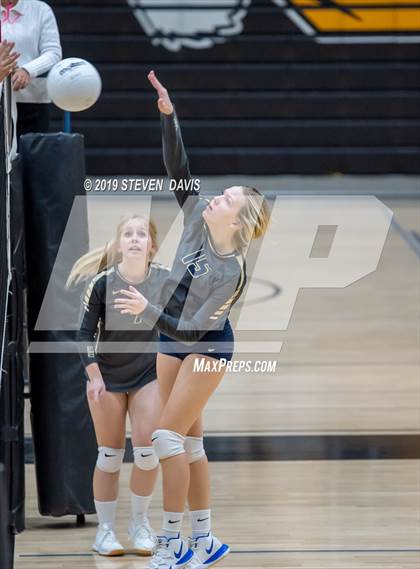 Thumbnail 2 in Casteel vs Gilbert photogallery.