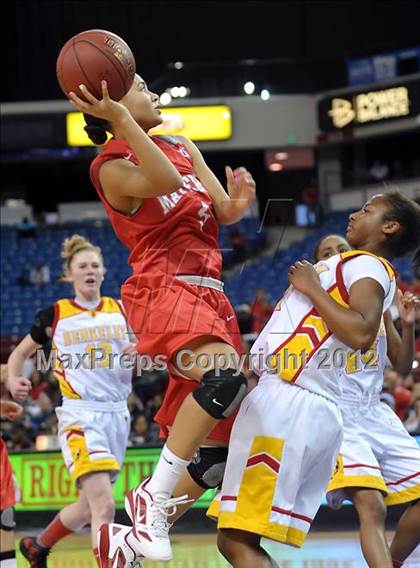 Thumbnail 1 in Mater Dei vs. Berkeley (CIF State D1 Final) photogallery.