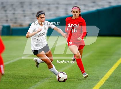 Thumbnail 3 in Bishop Montgomery vs La Salle photogallery.