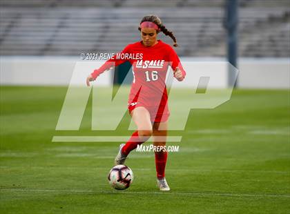 Thumbnail 3 in Bishop Montgomery vs La Salle photogallery.