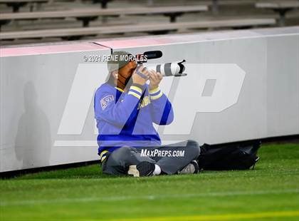 Thumbnail 3 in Bishop Montgomery vs La Salle photogallery.