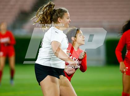 Thumbnail 1 in Bishop Montgomery vs La Salle photogallery.
