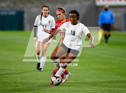 Thumbnail 2 in Bishop Montgomery vs La Salle photogallery.
