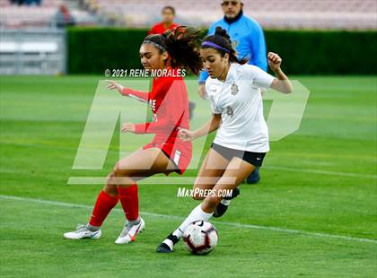 Thumbnail 1 in Bishop Montgomery vs La Salle photogallery.