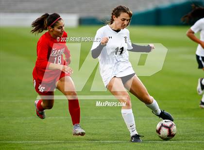 Thumbnail 3 in Bishop Montgomery vs La Salle photogallery.