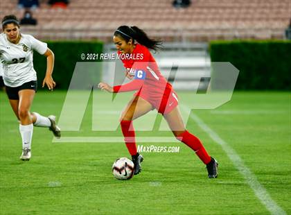 Thumbnail 2 in Bishop Montgomery vs La Salle photogallery.