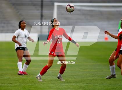 Thumbnail 3 in Bishop Montgomery vs La Salle photogallery.