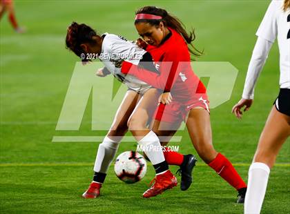 Thumbnail 3 in Bishop Montgomery vs La Salle photogallery.