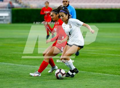 Thumbnail 3 in Bishop Montgomery vs La Salle photogallery.