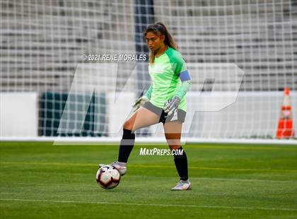 Thumbnail 3 in Bishop Montgomery vs La Salle photogallery.