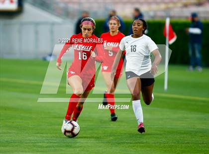 Thumbnail 3 in Bishop Montgomery vs La Salle photogallery.