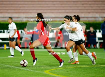 Thumbnail 3 in Bishop Montgomery vs La Salle photogallery.