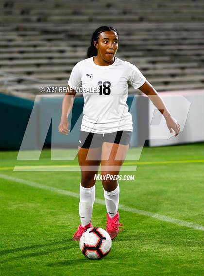 Thumbnail 3 in Bishop Montgomery vs La Salle photogallery.