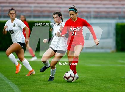 Thumbnail 2 in Bishop Montgomery vs La Salle photogallery.