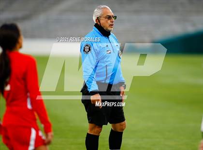 Thumbnail 3 in Bishop Montgomery vs La Salle photogallery.