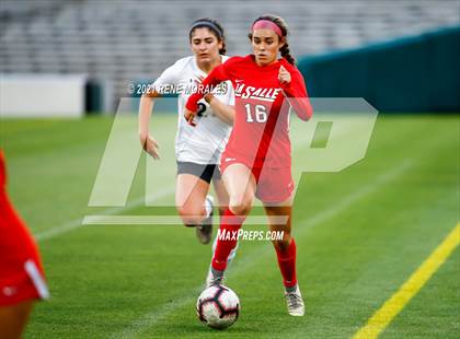 Thumbnail 2 in Bishop Montgomery vs La Salle photogallery.