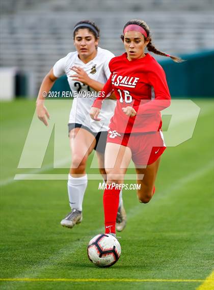 Thumbnail 3 in Bishop Montgomery vs La Salle photogallery.