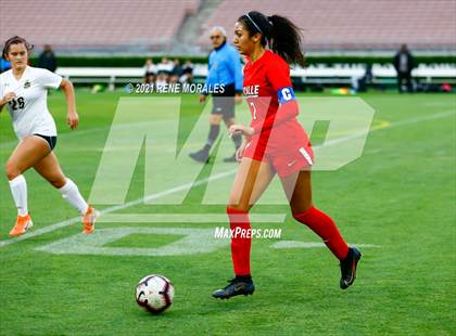 Thumbnail 3 in Bishop Montgomery vs La Salle photogallery.