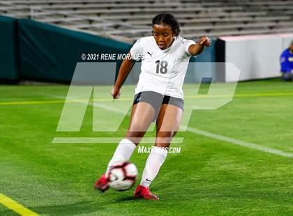 Thumbnail 2 in Bishop Montgomery vs La Salle photogallery.