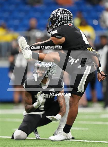 Thumbnail 1 in Harlan vs. Steele (UIL 6A Division II Region 4 Semifinal) photogallery.