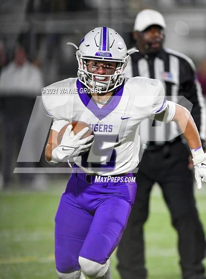 Thumbnail 1 in Mount Vernon @ Jefferson (UIL 3A Bi-District Playoff) photogallery.