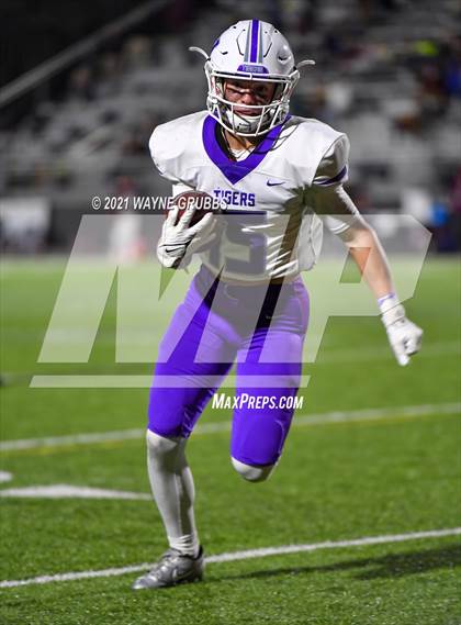 Thumbnail 3 in Mount Vernon @ Jefferson (UIL 3A Bi-District Playoff) photogallery.
