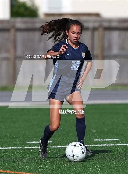 Thumbnail 1 in Hickory vs First Colonial (VHSL 5A Region Semifinal)  photogallery.