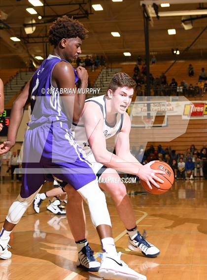 Thumbnail 2 in Garfield vs. Lake Oswego (Les Schwab Invitational) photogallery.