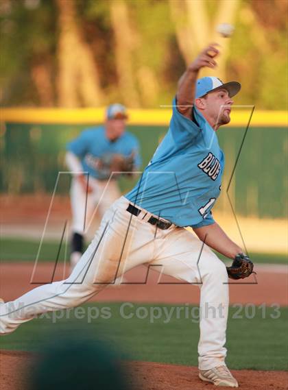 Thumbnail 2 in East vs. Derby (KSHSAA 6A Regional Final) photogallery.