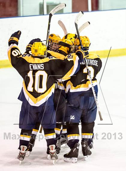 Thumbnail 3 in Holt vs. Grand Ledge photogallery.
