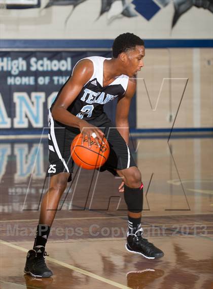 Thumbnail 2 in Klein Collins @ Sam Rayburn (McDonald's Texas Invitational) photogallery.