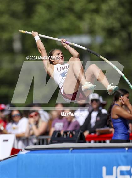 Thumbnail 2 in Class 3 Pole Vault (MSHSAA State Championship) photogallery.