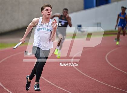 Thumbnail 1 in Dave Bethany Relays (4x200M) photogallery.