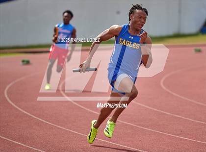 Thumbnail 1 in Dave Bethany Relays (4x200M) photogallery.