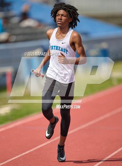 Thumbnail 1 in Dave Bethany Relays (4x200M) photogallery.