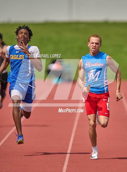 Thumbnail 2 in Dave Bethany Relays (4x200M) photogallery.