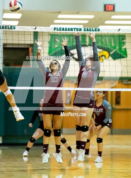 Thumbnail 1 in George West @ Dilley photogallery.