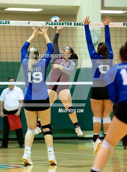 Thumbnail 2 in George West @ Dilley photogallery.