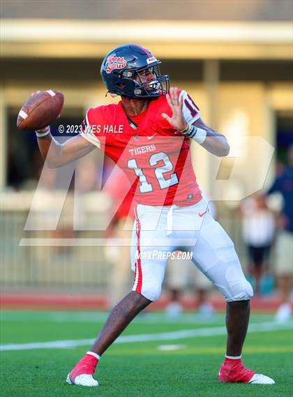 Thumbnail 1 in South Panola vs. Houston photogallery.