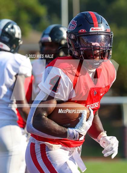 Thumbnail 1 in South Panola vs. Houston photogallery.