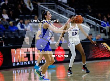 Thumbnail 2 in Omaha Central vs. Millard North photogallery.