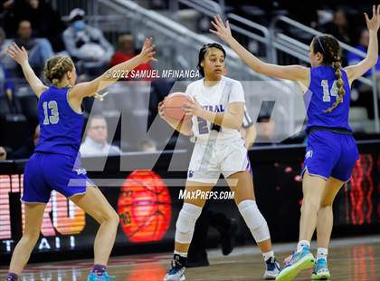 Thumbnail 2 in Omaha Central vs. Millard North photogallery.