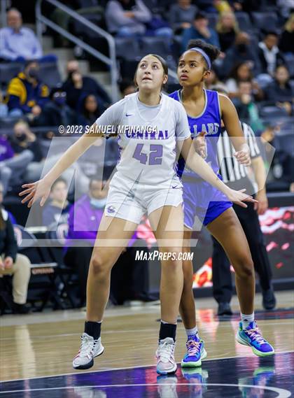 Thumbnail 3 in Omaha Central vs. Millard North photogallery.