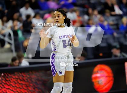 Thumbnail 3 in Omaha Central vs. Millard North photogallery.