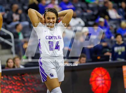 Thumbnail 3 in Omaha Central vs. Millard North photogallery.