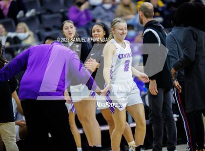 Thumbnail 2 in Omaha Central vs. Millard North photogallery.