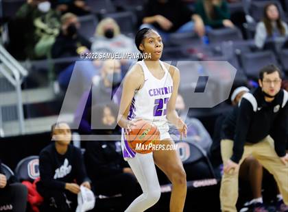 Thumbnail 2 in Omaha Central vs. Millard North photogallery.