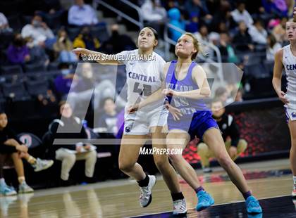 Thumbnail 2 in Omaha Central vs. Millard North photogallery.