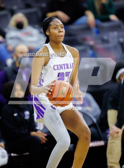 Thumbnail 3 in Omaha Central vs. Millard North photogallery.